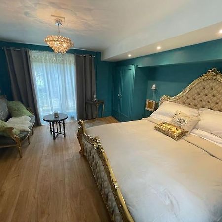 The Big Cosy Boudoir Bed + Hot Tub Apartment Harvington Екстериор снимка
