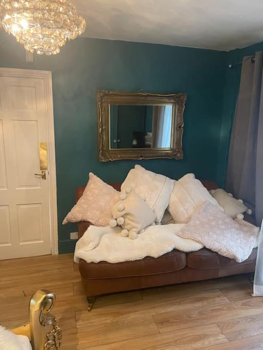 The Big Cosy Boudoir Bed + Hot Tub Apartment Harvington Екстериор снимка
