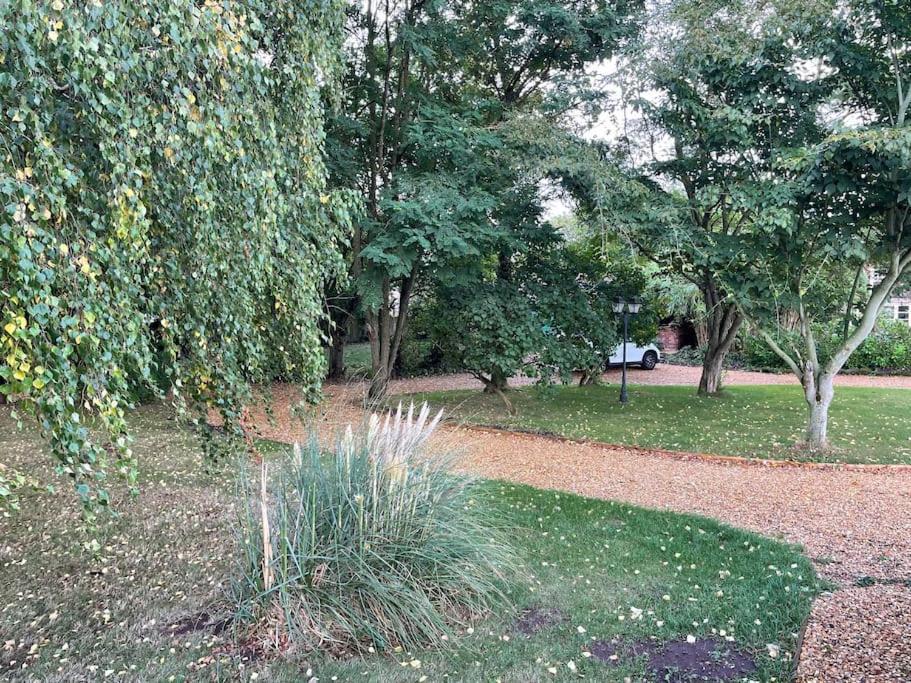 The Big Cosy Boudoir Bed + Hot Tub Apartment Harvington Екстериор снимка